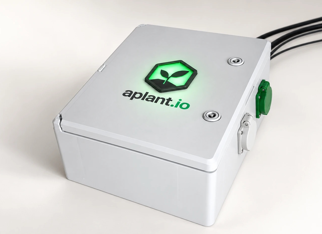 aplantio One: weiße Steuereinheit mit leuchtendem grünem aplant.io-Logo auf dem Deckel und Steckdosen an der Seite